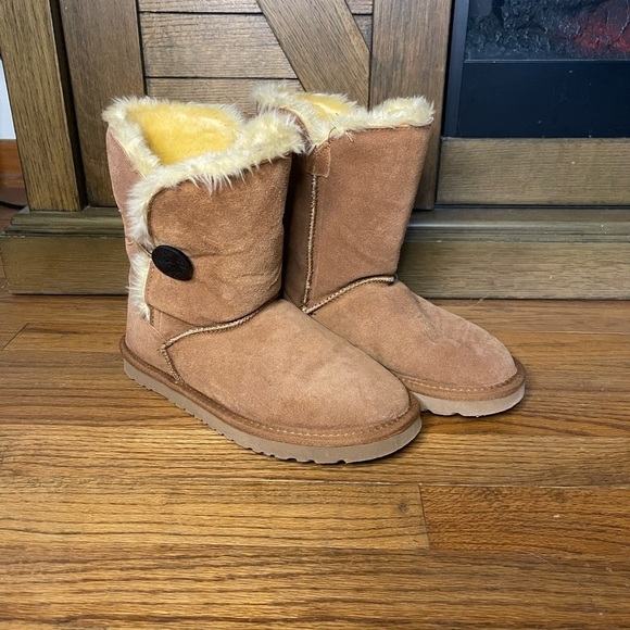 UGG Australia Bailey Button Boots Womens Size 7 Tan Suede & Sheepskin - Picture 1 of 5